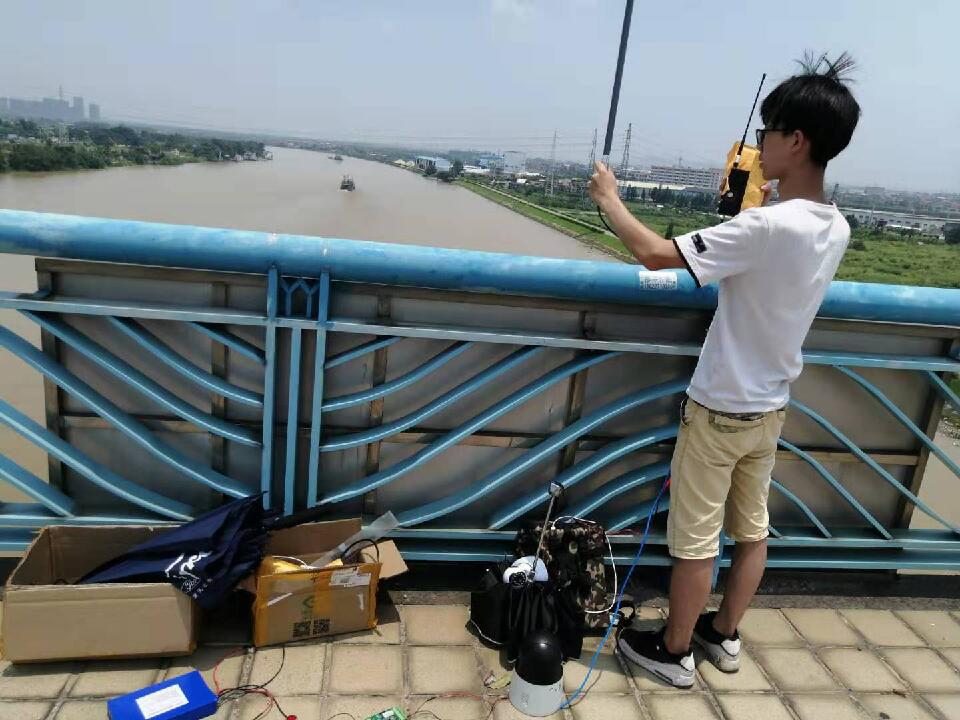 模拟电力巡检机器人应用，测试一瓦的双向以太网图传设备的应用效果